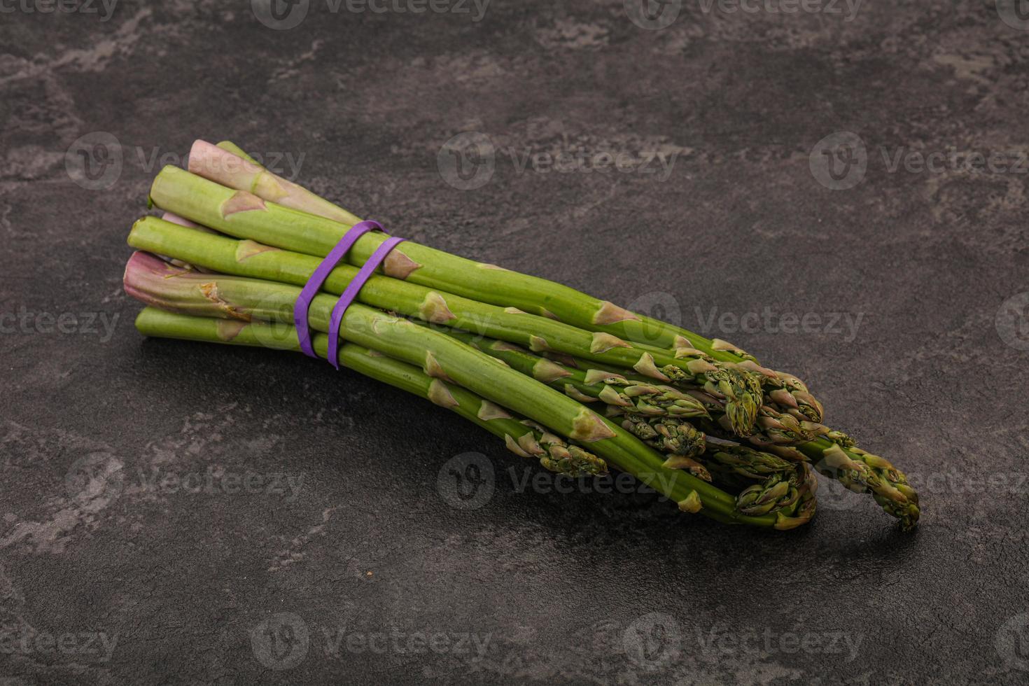 cuisine végétalienne - tas d'asperges crues photo