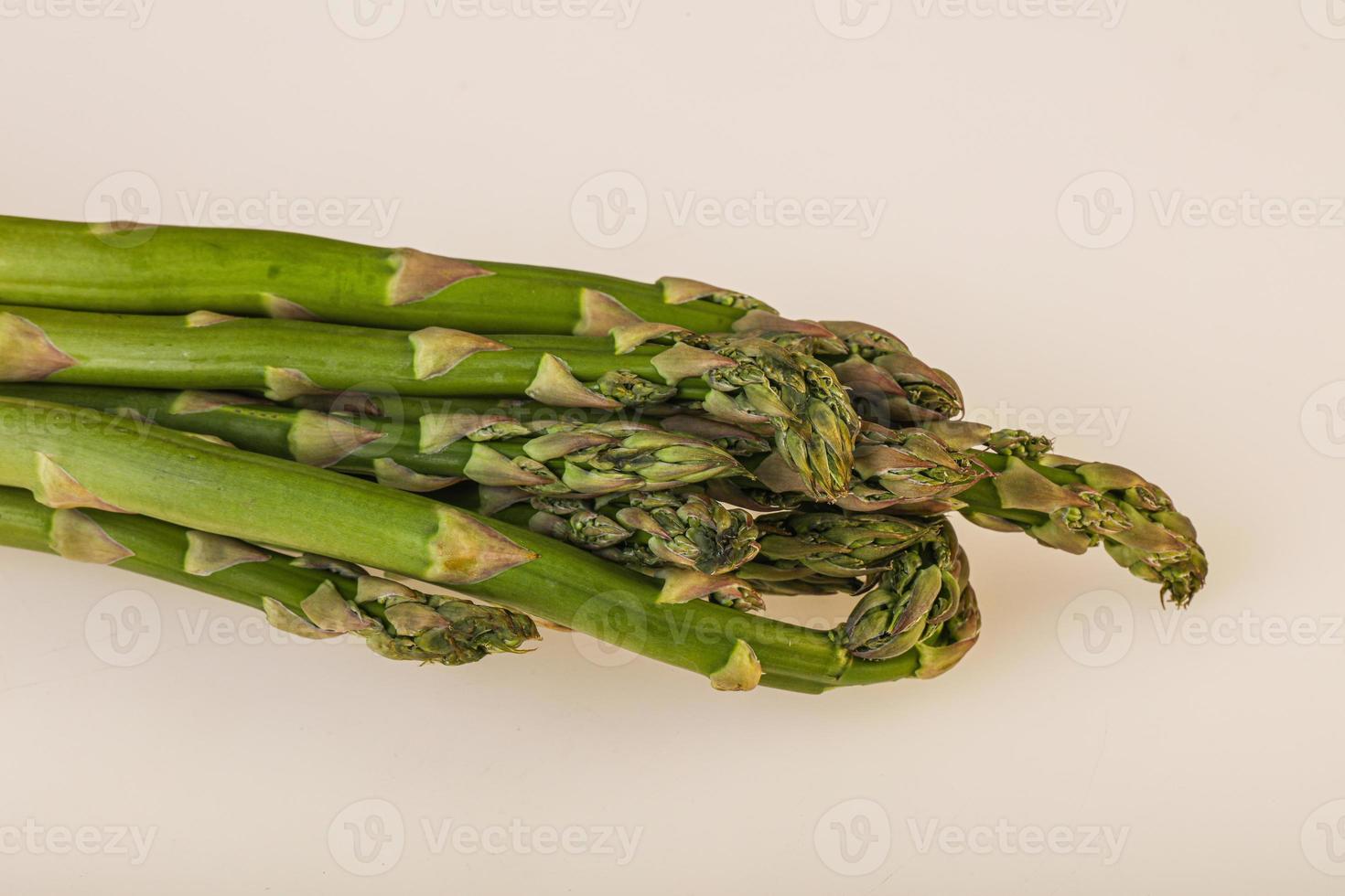 cuisine végétalienne - tas d'asperges crues photo
