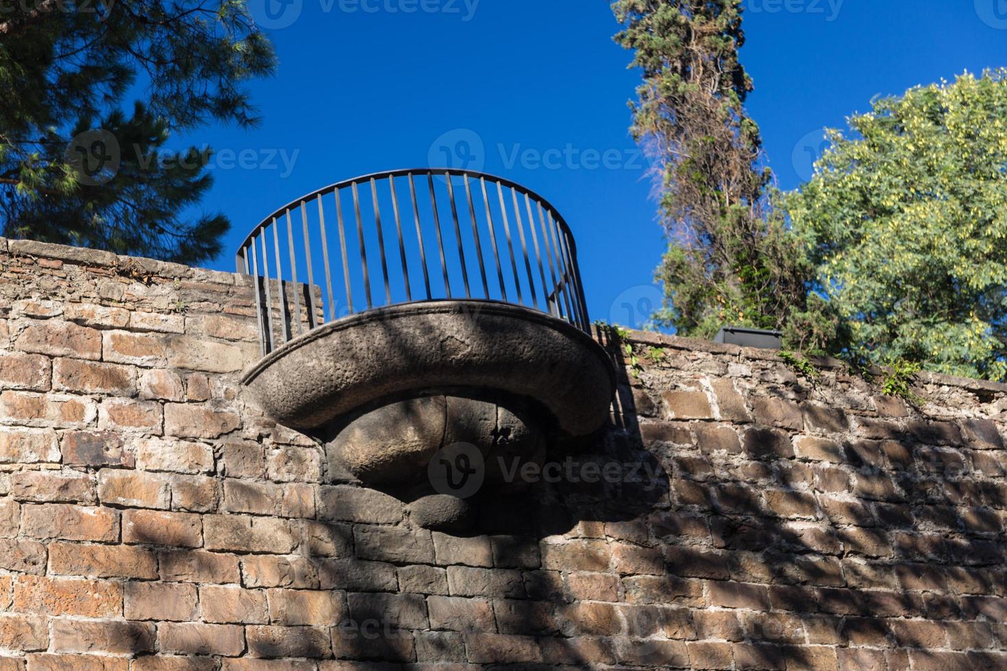 vieux mur et tour de la ville de barcelone photo