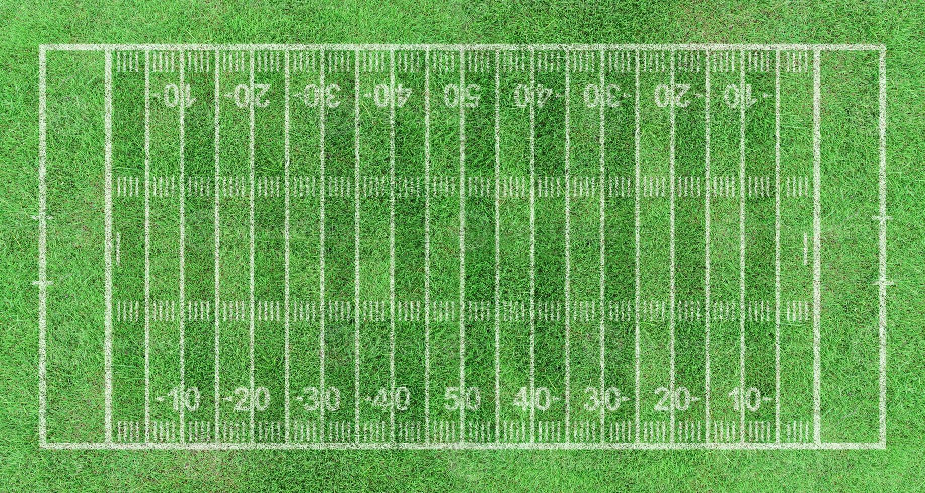 terrain de football américain, herbe à rayures avec des lignes blanches. vue de dessus photo
