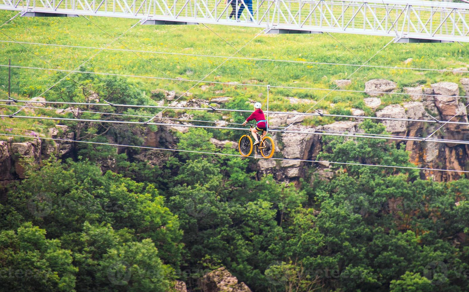 dashbashi, géorgie 2022 - une femme fait du vélo zip sur la vallée dans les belles montagnes du caucase photo