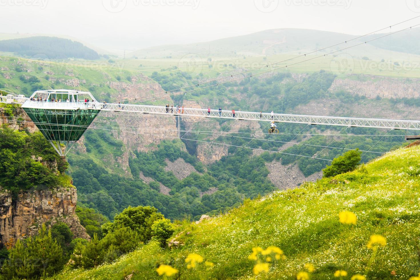 dashbashi, géorgie, 2022 - plate-forme en forme de losange à vue statique sur un pont de verre au-dessus de la pittoresque vallée de dashbashi dans la campagne de géorgie. célèbre pont moderne sur la vallée du caucase photo