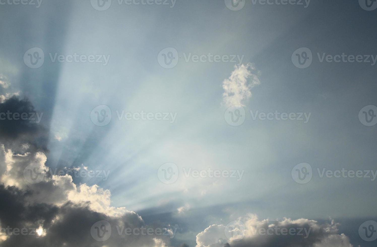 ciel dramatique avec rayon de soleil photo