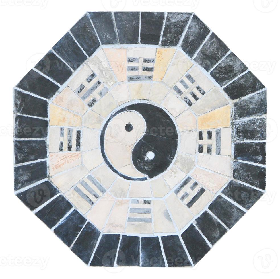 signe yin yang sur le vieux mur carrelé photo