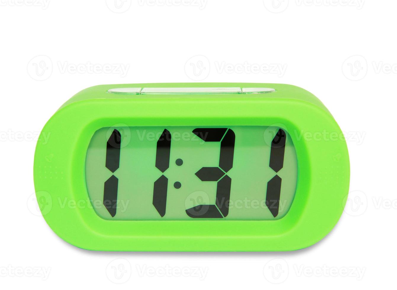 Horloge électronique numérique vert isolé sur fond blanc photo