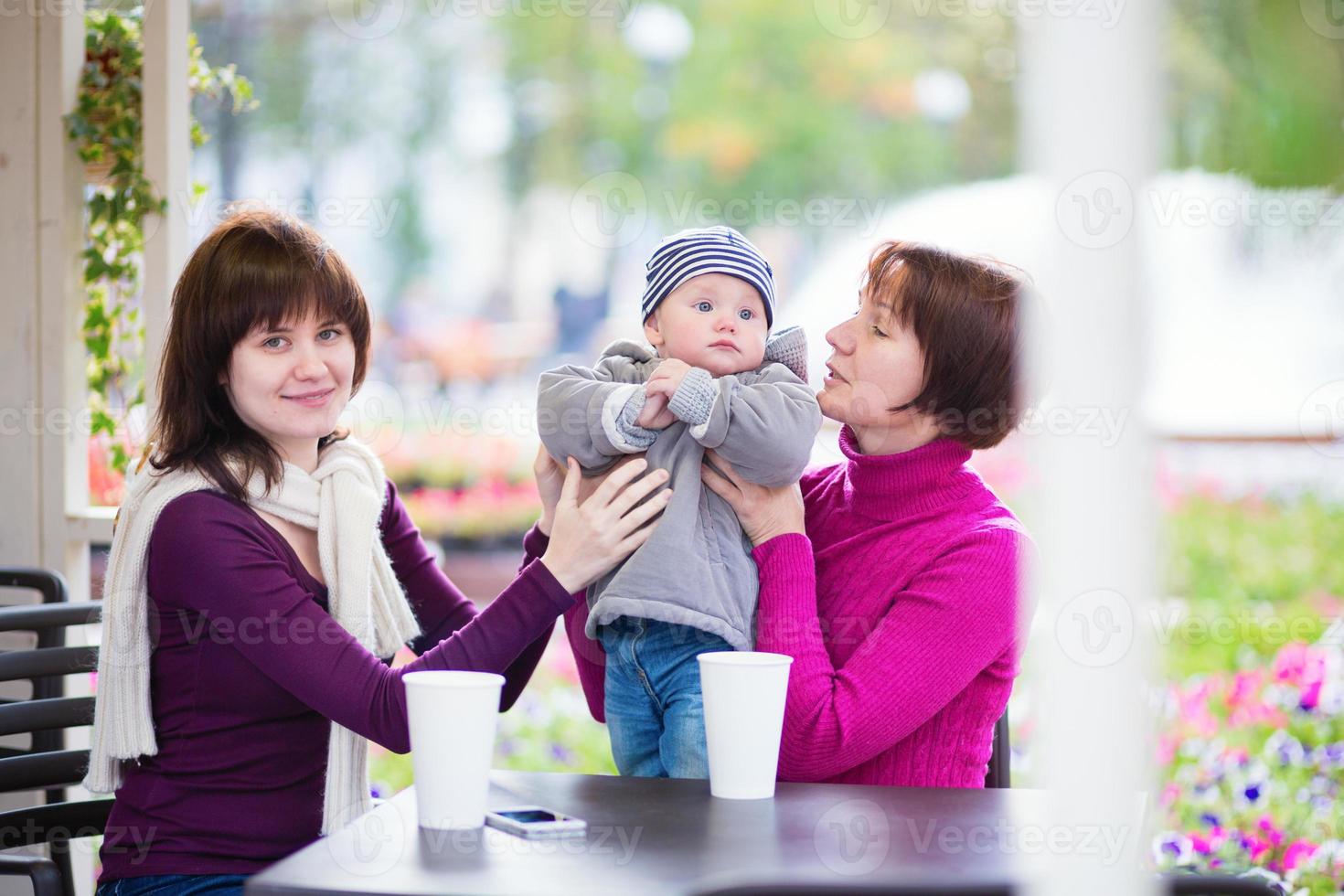 famille de trois générations dans un café photo