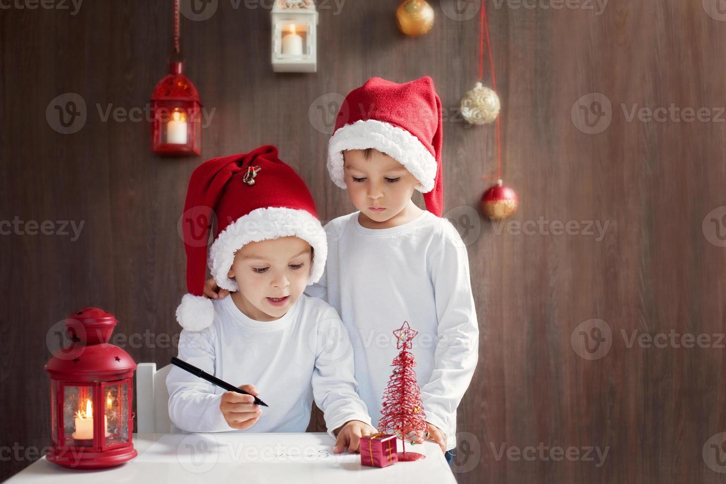 deux adorables garçons, écrit une lettre au père Noël photo