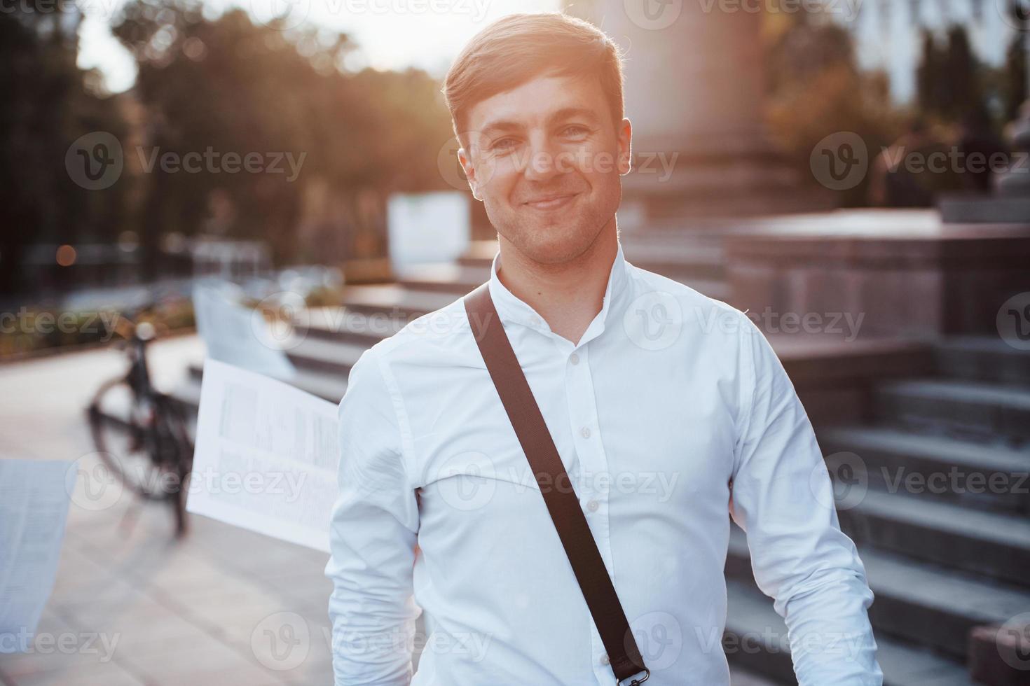 j'en ai fini avec ça, je quitte ce travail, me sentant libre. homme d'affaires en vêtements formels avec vélo noir est dans la ville photo