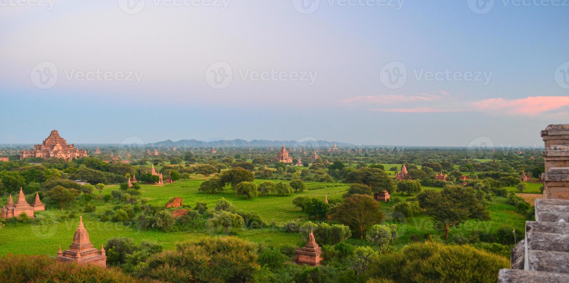 mer de pagode à bagan, myanmar photo