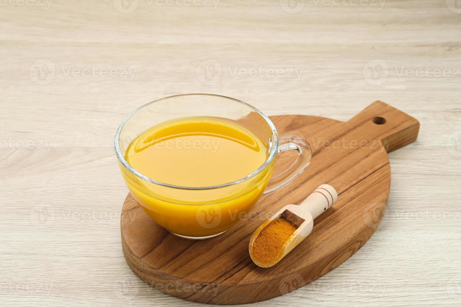 thé au curcuma, boisson aux herbes. boisson traditionnelle indonésienne. épices pour le concept de médecine alternative. espace de copie. photo