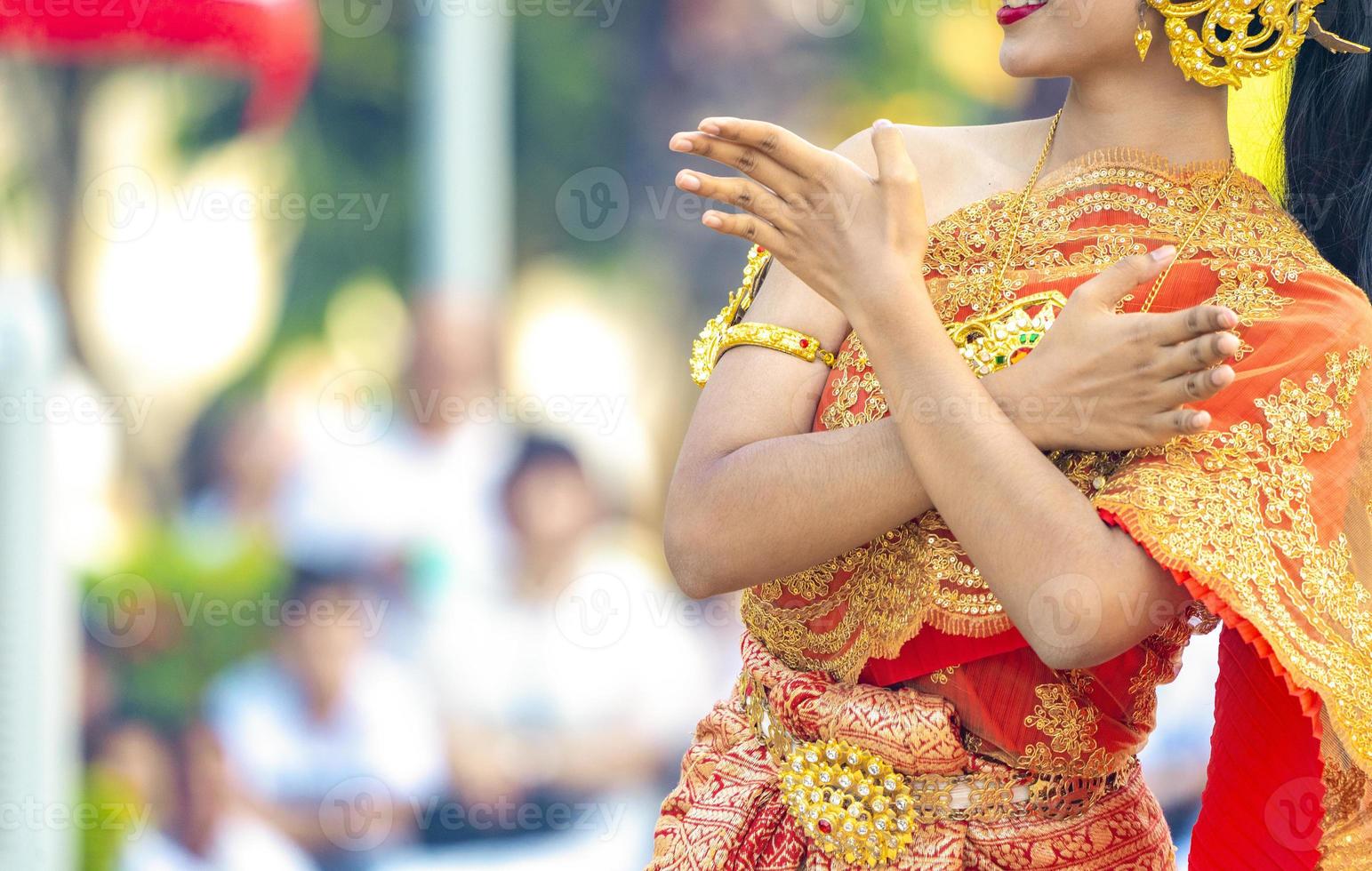 une femme thaïlandaise asiatique habille la robe traditionnelle vintage et danse avec le style de danse thaïlandaise à l'extérieur lors de l'événement., thaïlande photo