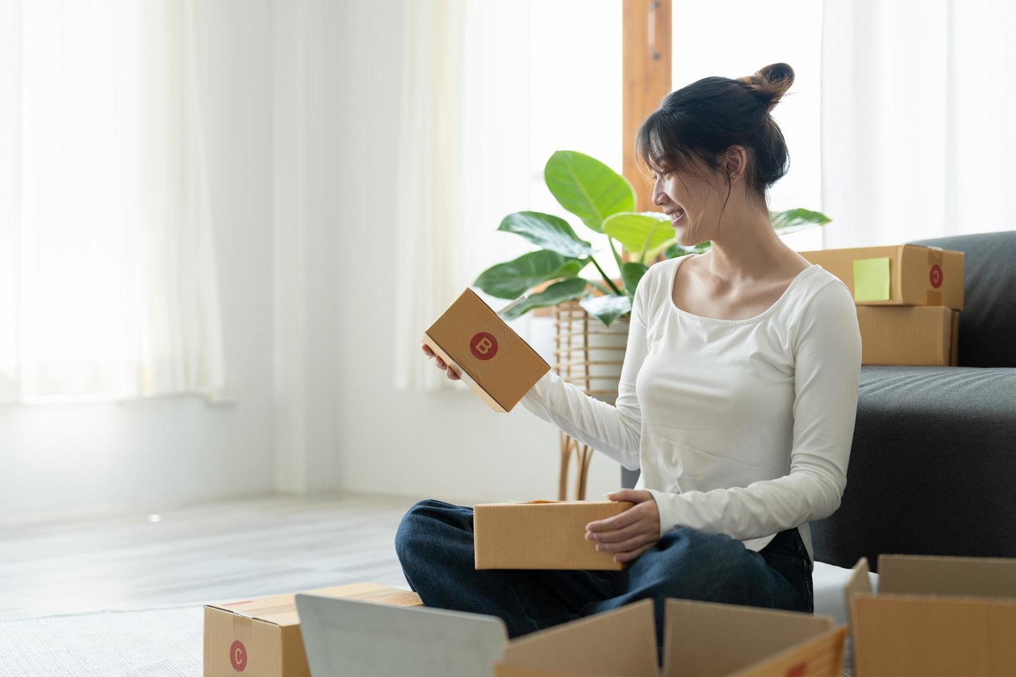 portrait de petites entreprises en démarrage propriétaires de PME femmes entrepreneurs travaillant sur la boîte de réception et vérifiant les commandes en ligne pour se préparer à emballer les boîtes, vendre aux clients, idées commerciales PME en ligne photo