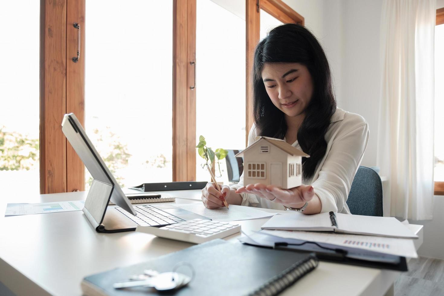 agent immobilier travaillant pour l'assurance habitation ou le prêt immobilier. louer une maison, contracter une assurance ou prêter un bien immobilier ou une propriété. photo