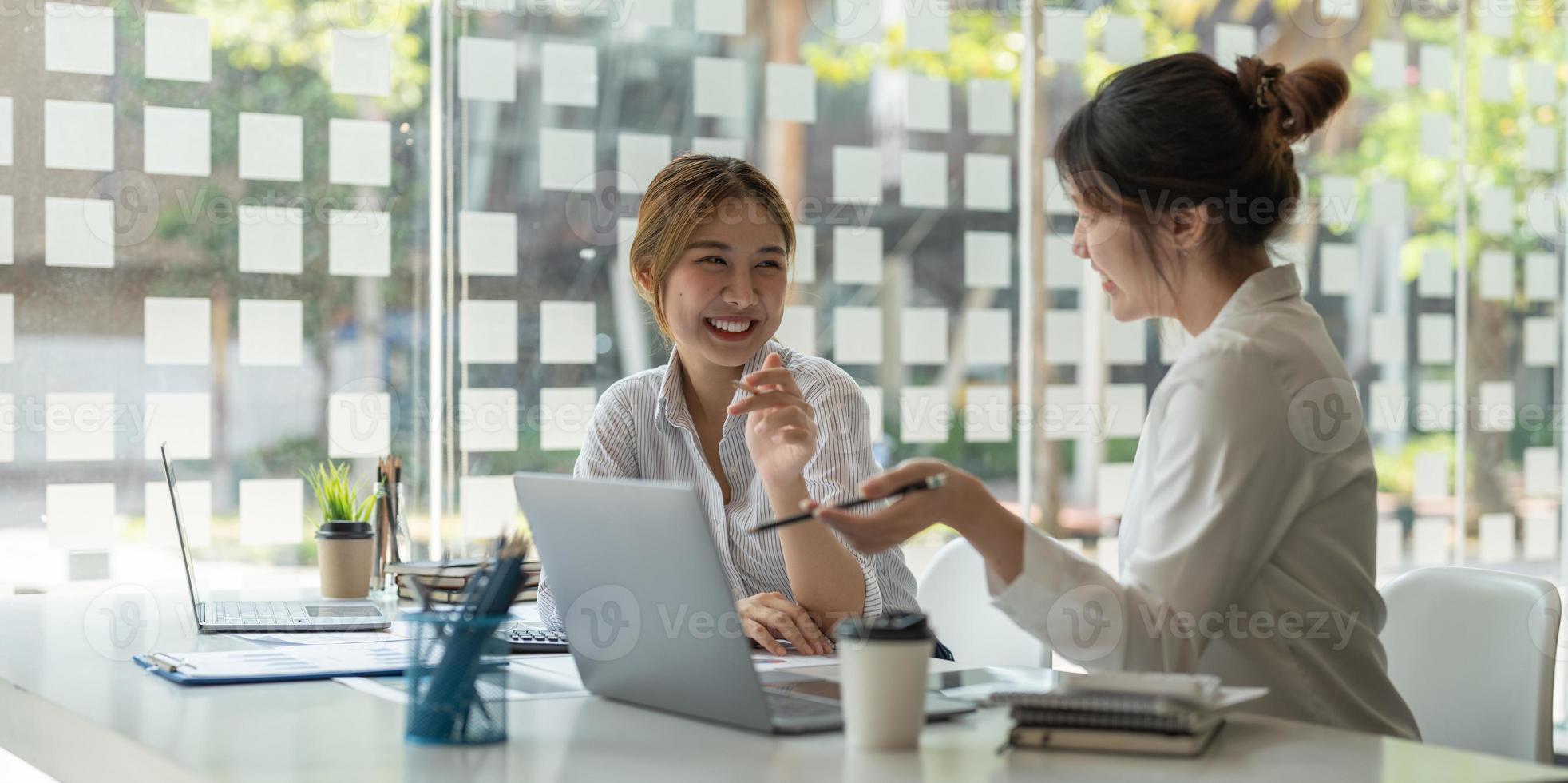 les gens d'affaires se réunissent pour analyser les chiffres des données afin de planifier des stratégies commerciales. concept de discussion d'affaires photo