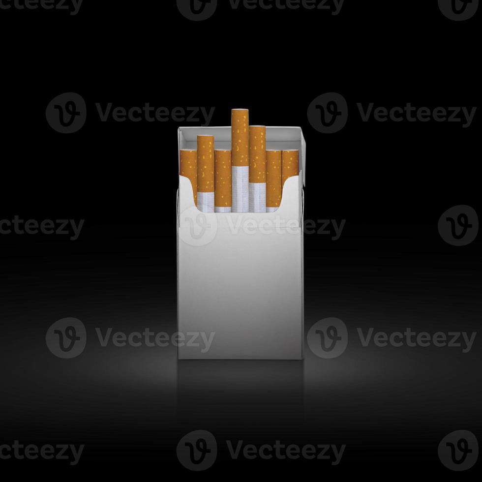 paquet de cigarettes sur fond noir photo