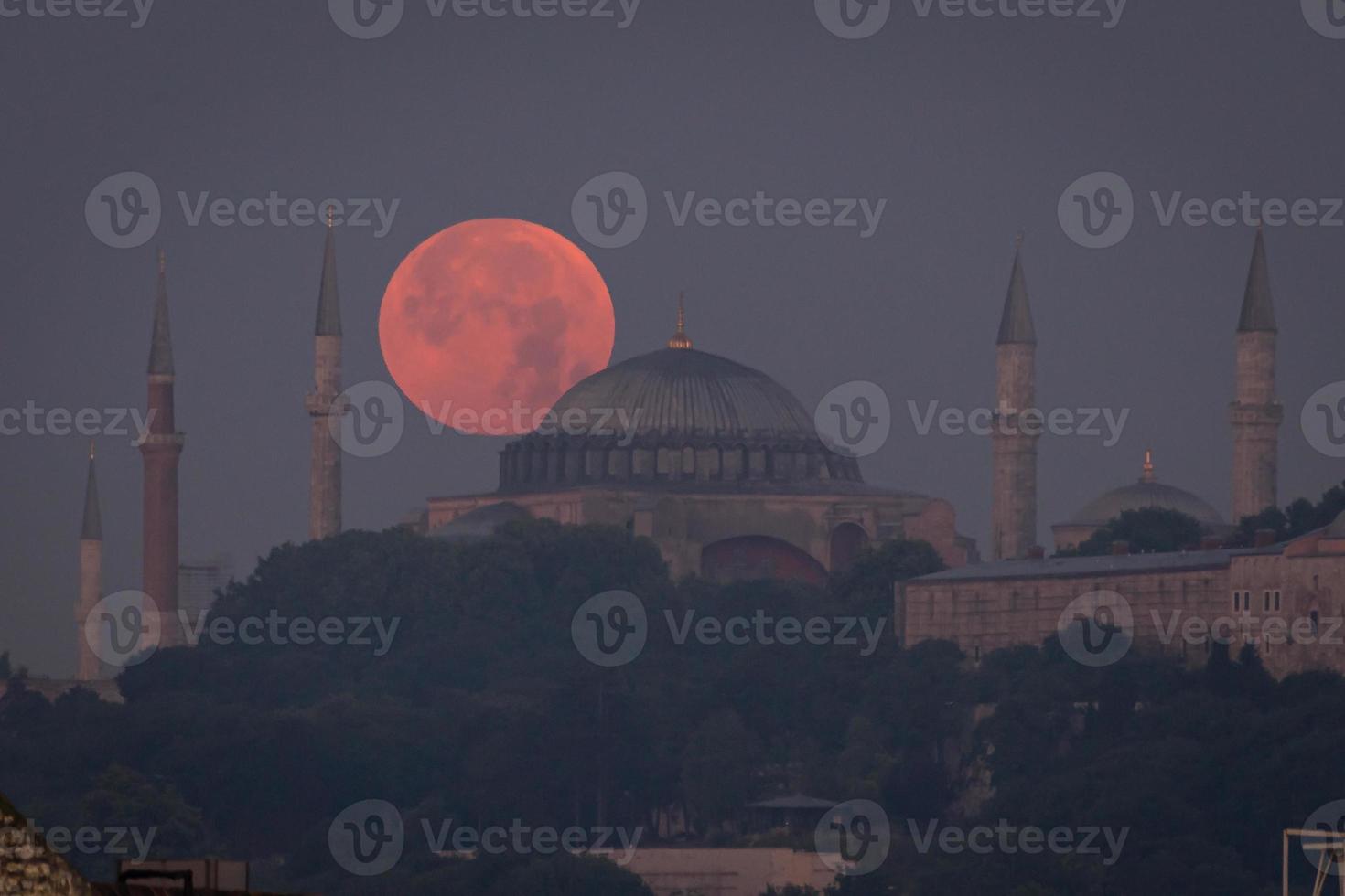 coucher de lune sur hagia sophia, istanbul, turquie photo