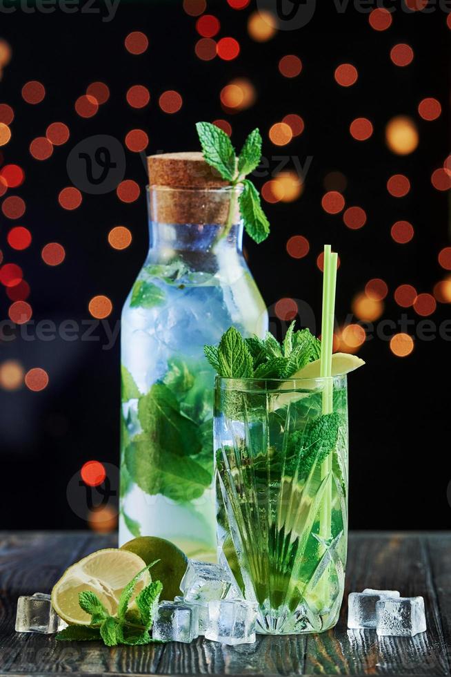 notre recette simple mais efficace. le cocktail est prêt. sur la table en bois dans la boîte de nuit. bel éclairage photo