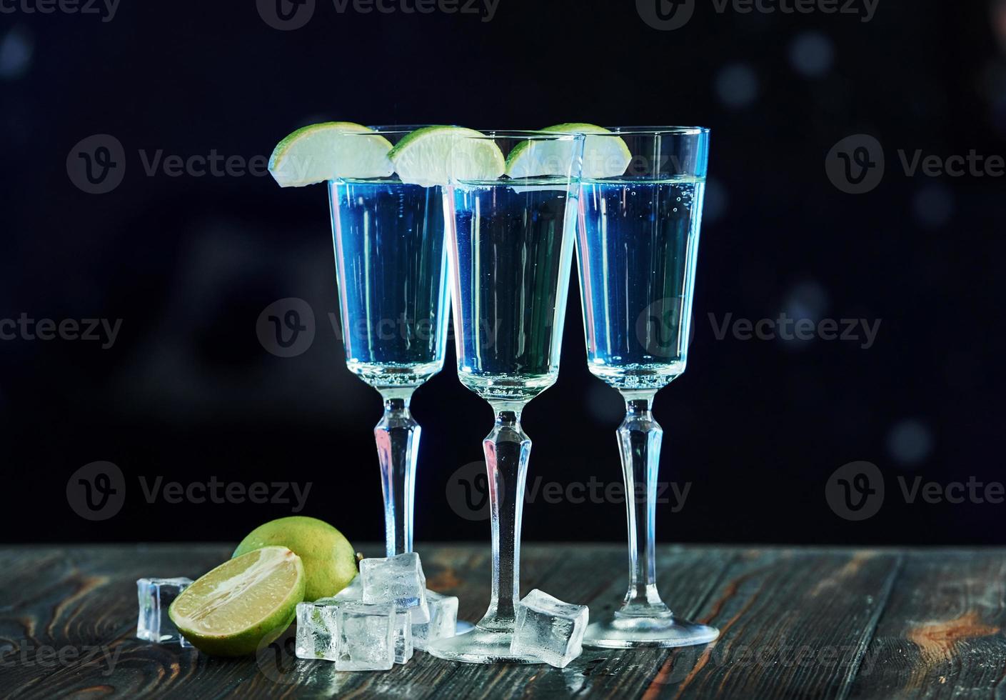 à la chaux. le cocktail est prêt. sur la table en bois dans la boîte de nuit. bel éclairage photo