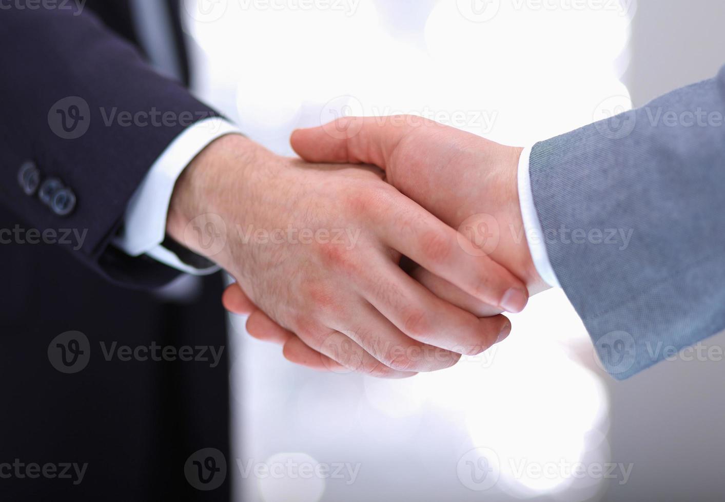 hommes d'affaires se serrant la main, isolés sur blanc. photo