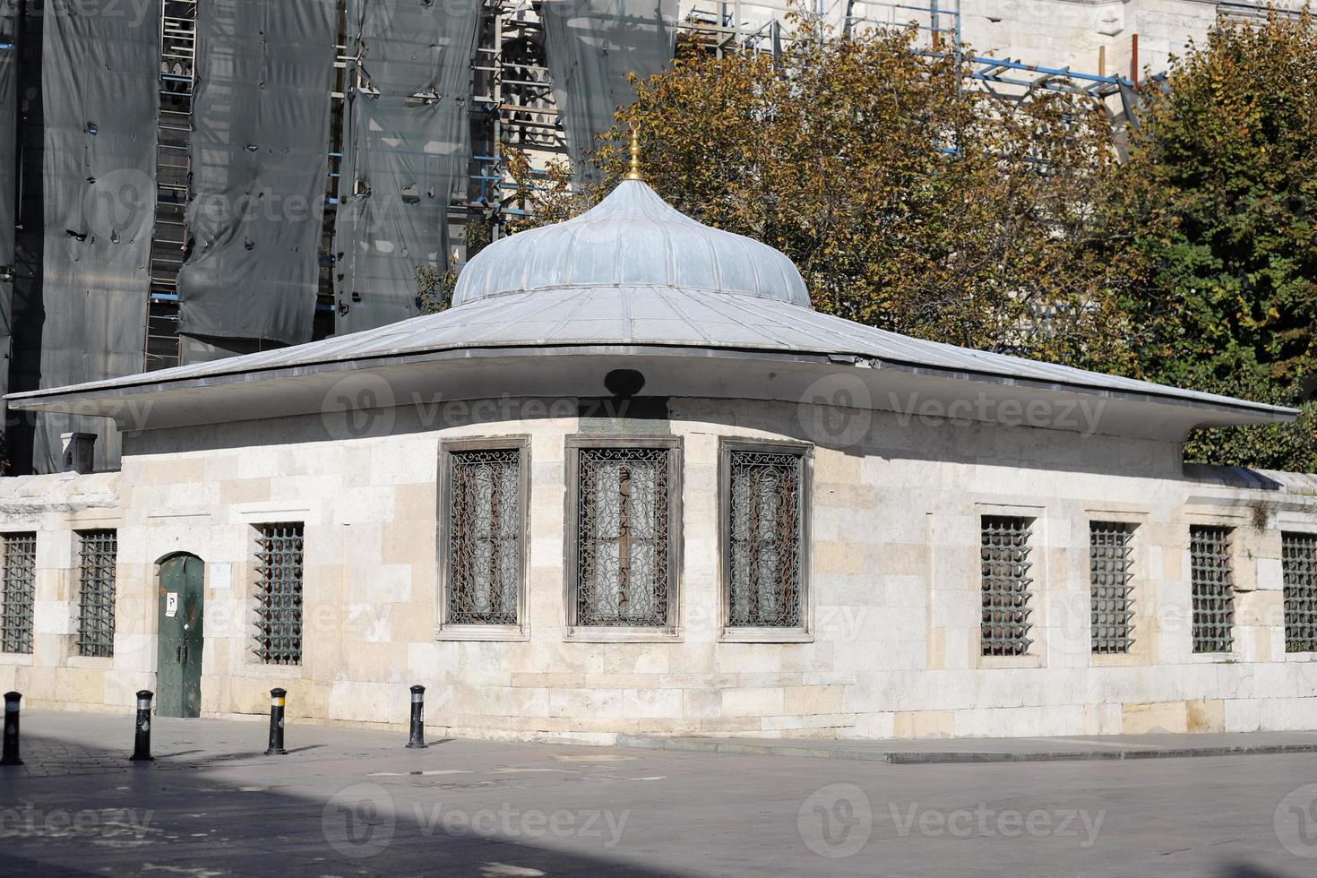 bâtiment dans la mosquée eminonu yeni à istanbul, turquie photo