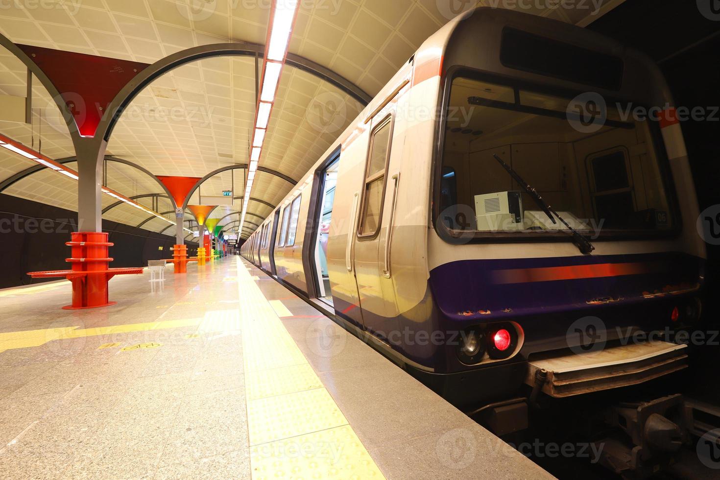 métro dans une station photo