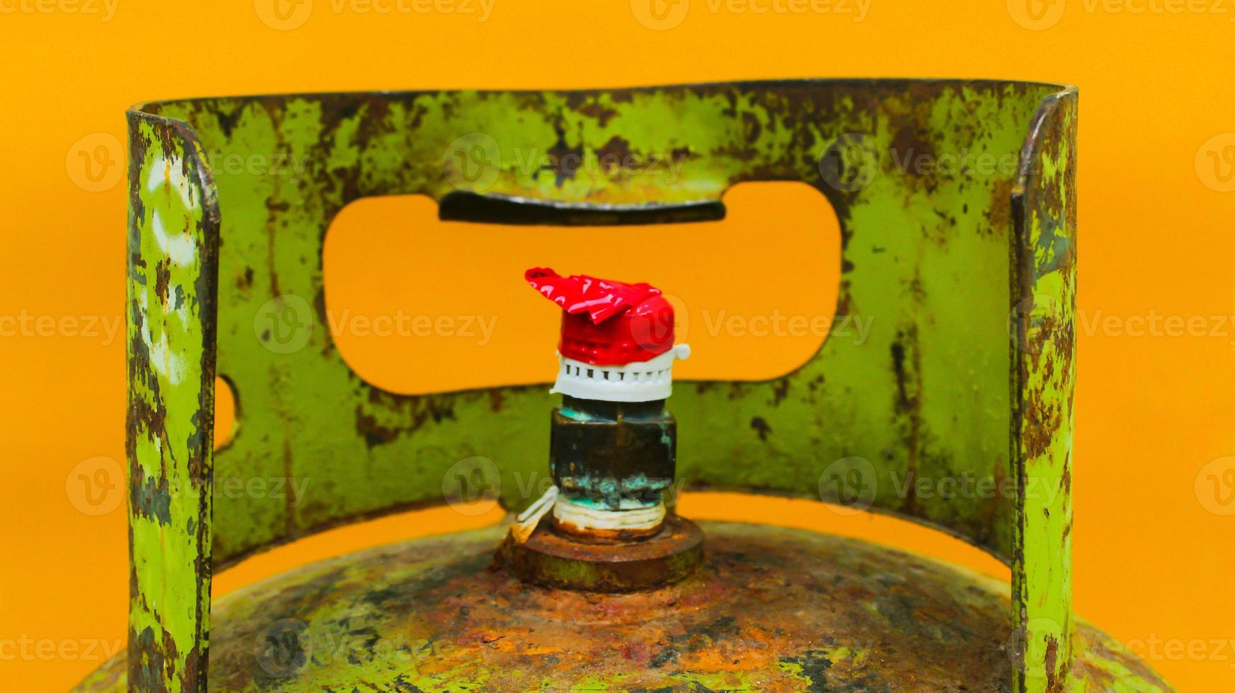 haut de la bouteille de gaz gpl verte scellée rouge pour la cuisson. gros plan de la nouvelle bouteille de gaz à usage domestique. bouteille de gaz rouillée pleine. bouteille de gaz indonésienne et asiatique. photo