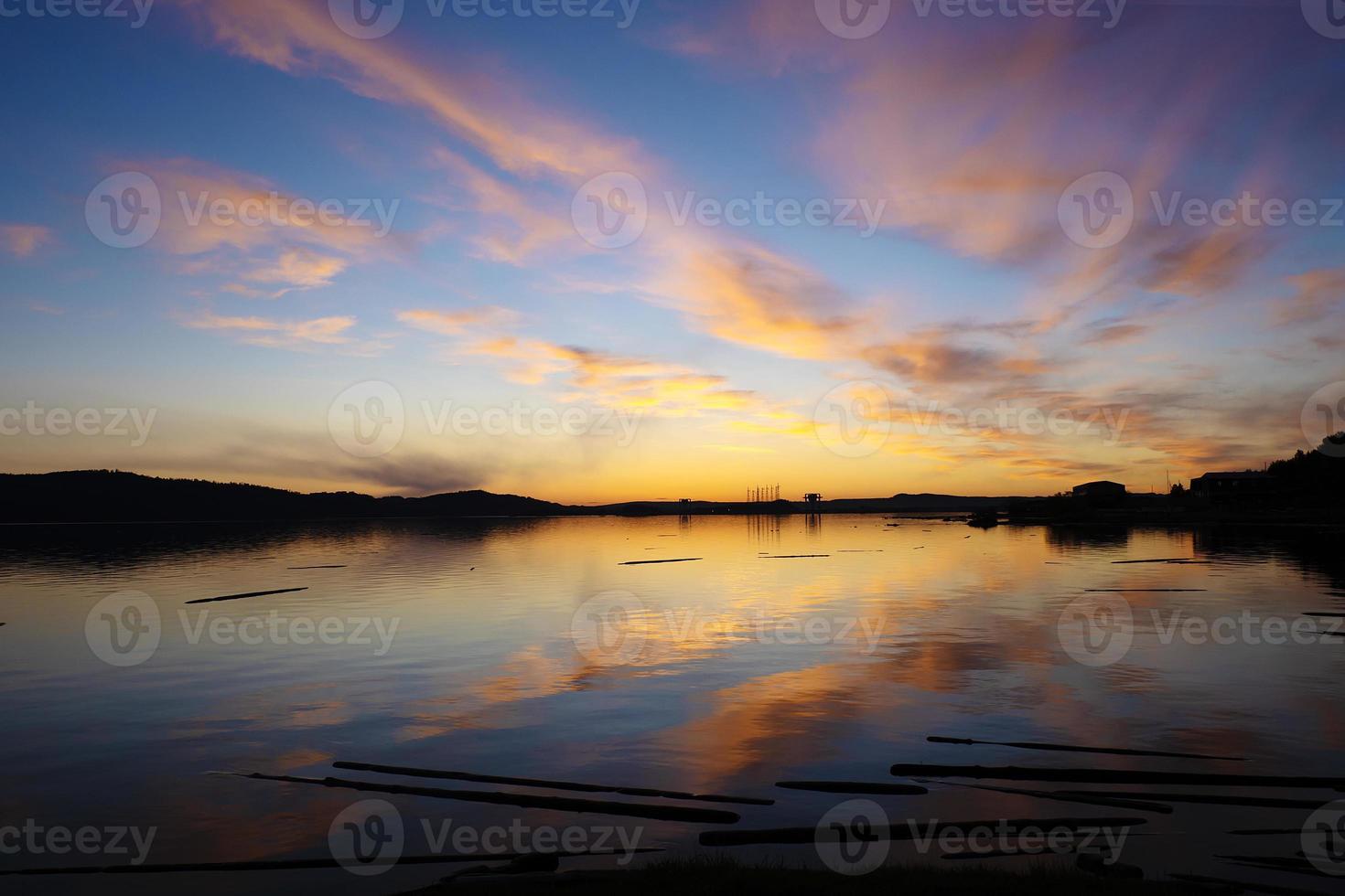 beau paysage, coucher de soleil sur la rivière angara photo