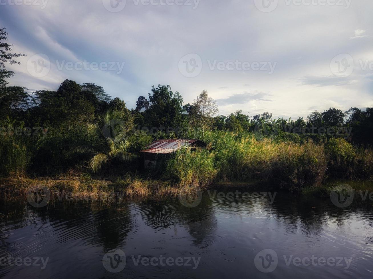 vue sur la vieille maison, la forêt tropicale et le lac photo