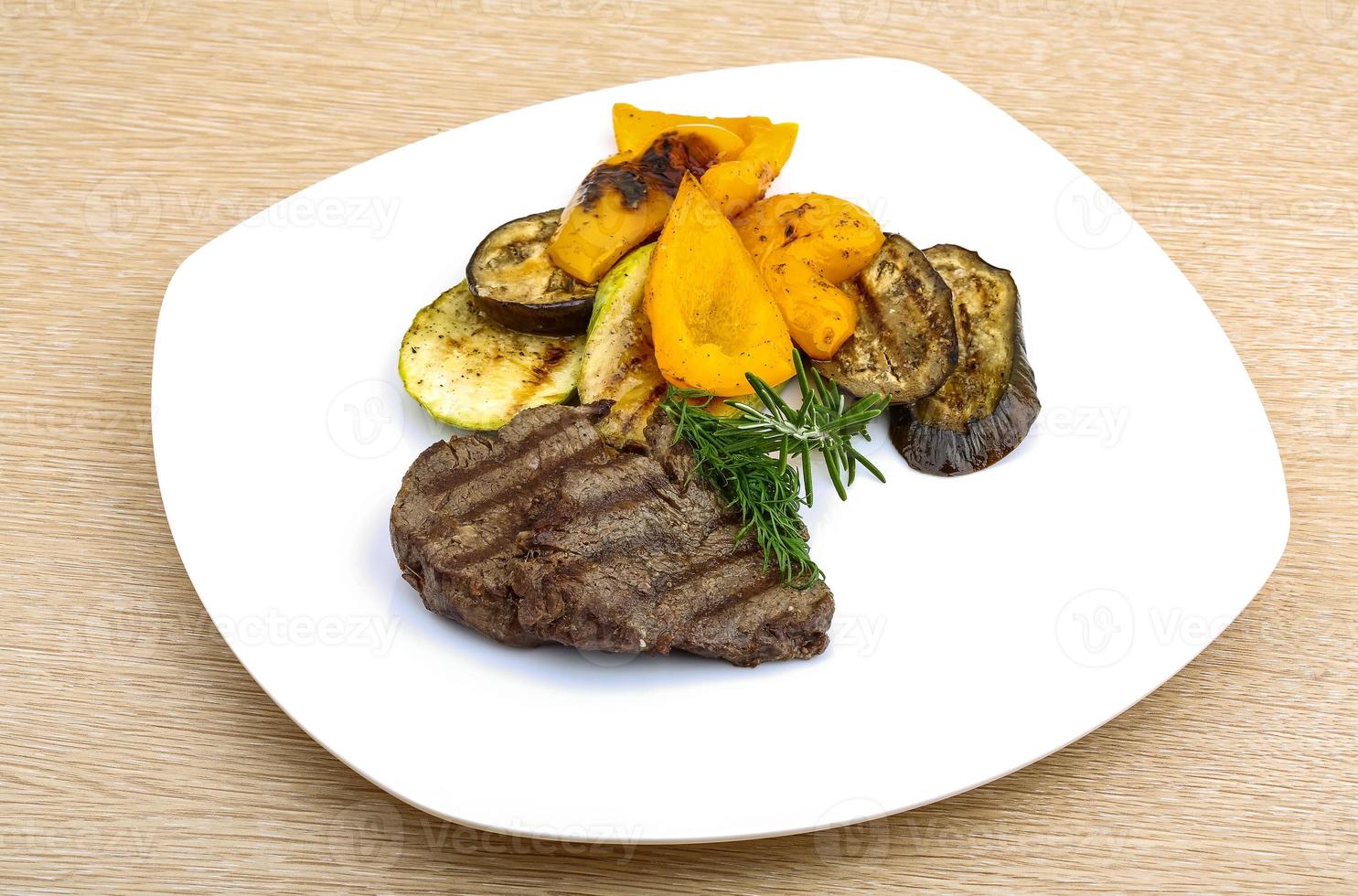 steak de veau grillé photo