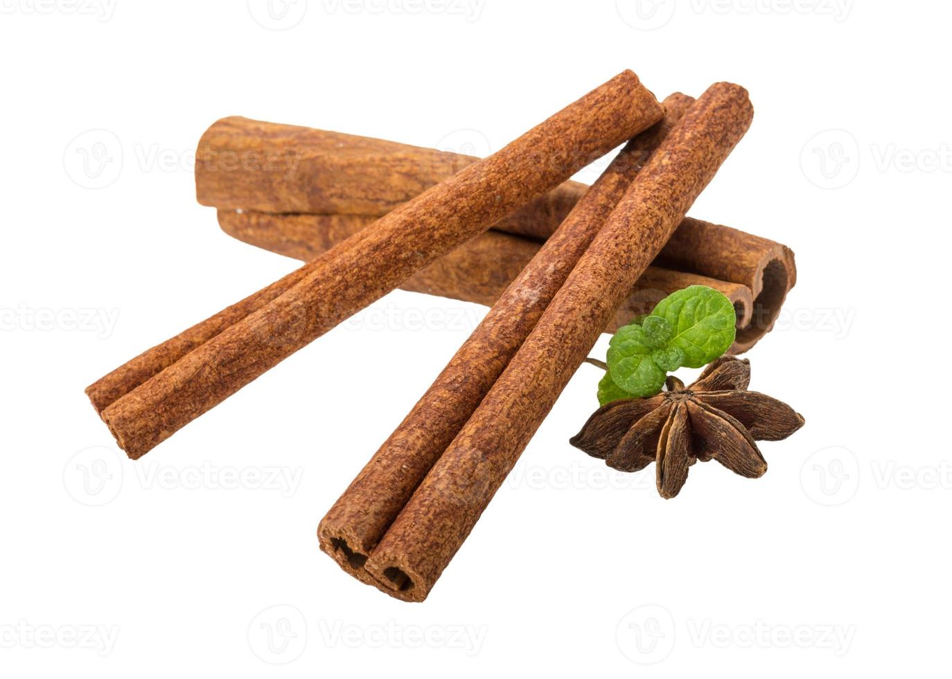 cannelle avec feuille de menthe et badiane photo