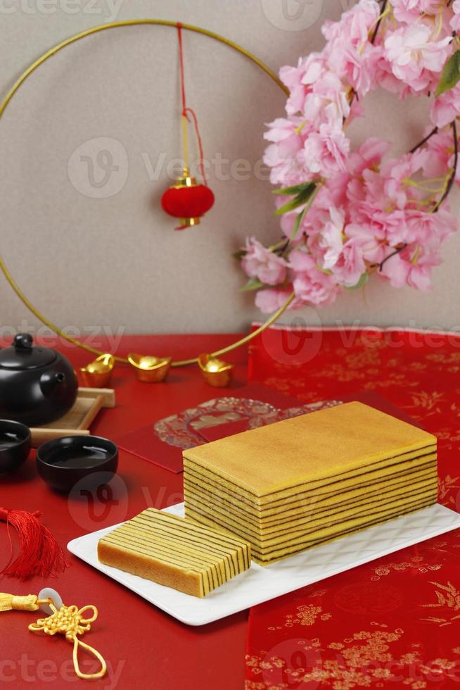 lapis légitime, gâteau traditionnel indonésien mille couches avec concept rouge du nouvel an chinois. photo