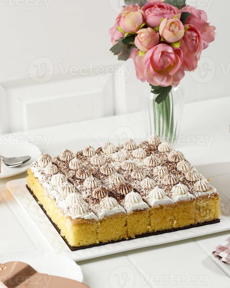 Mini gâteau tiramisu sur plaque blanche photo