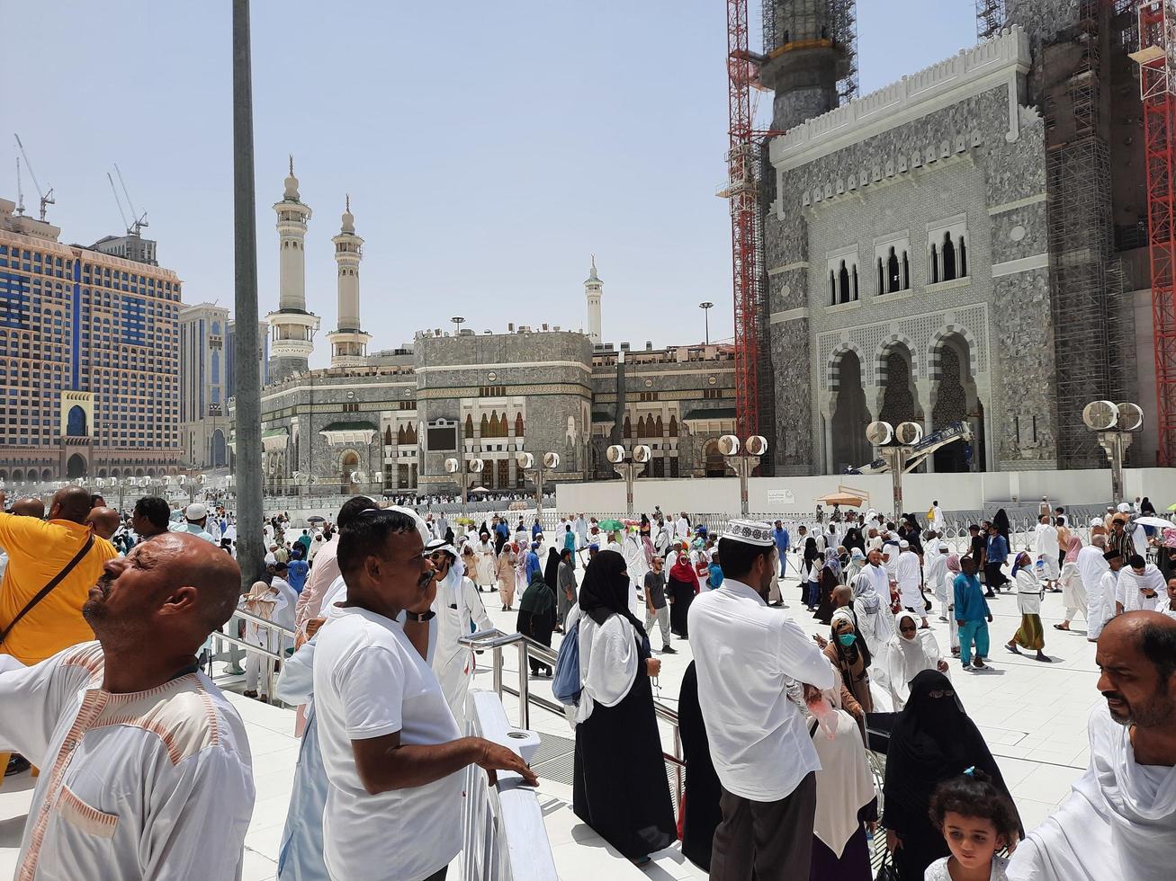 mecque, arabie saoudite, juin 2022 - au masjid al-haram de la mecque, des pèlerins du monde entier se rassemblent dans la cour extérieure après les prières du vendredi. photo