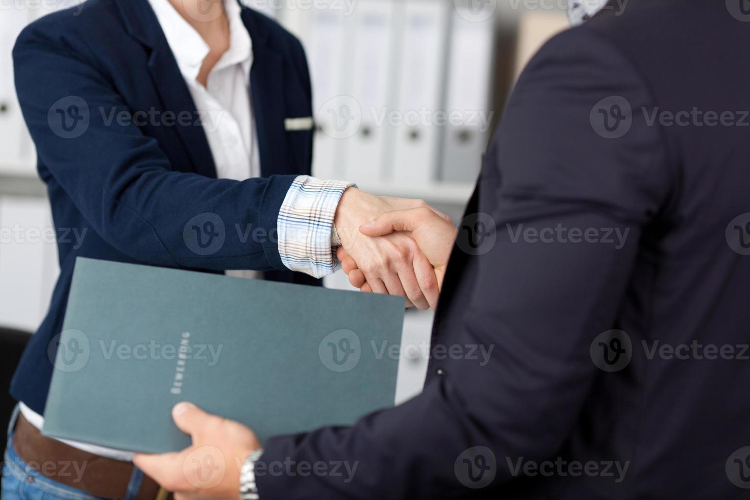 hommes d'affaires de poignée de main au bureau photo