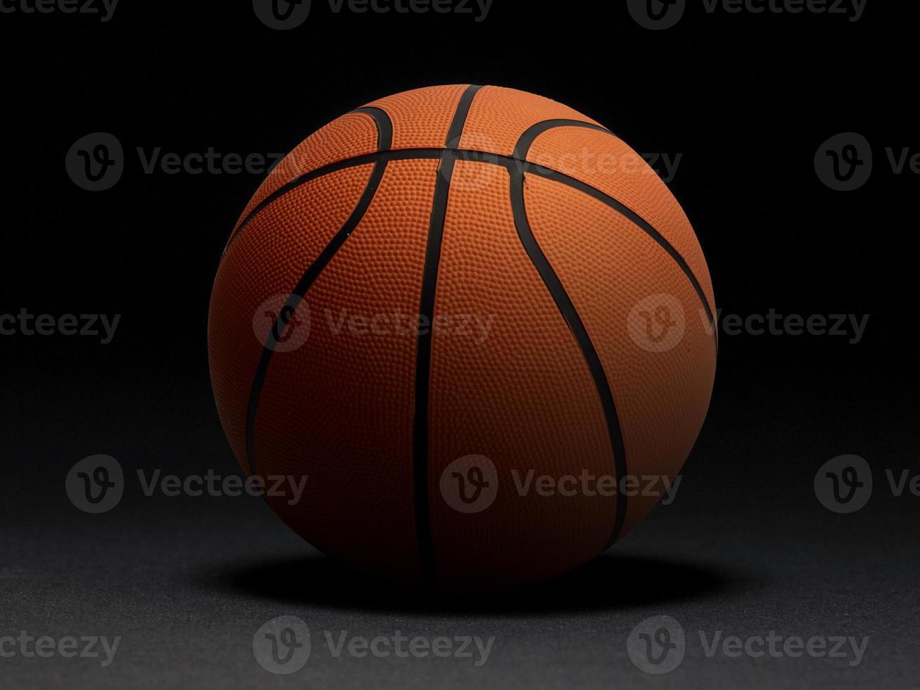 basket-ball sur fond noir photo