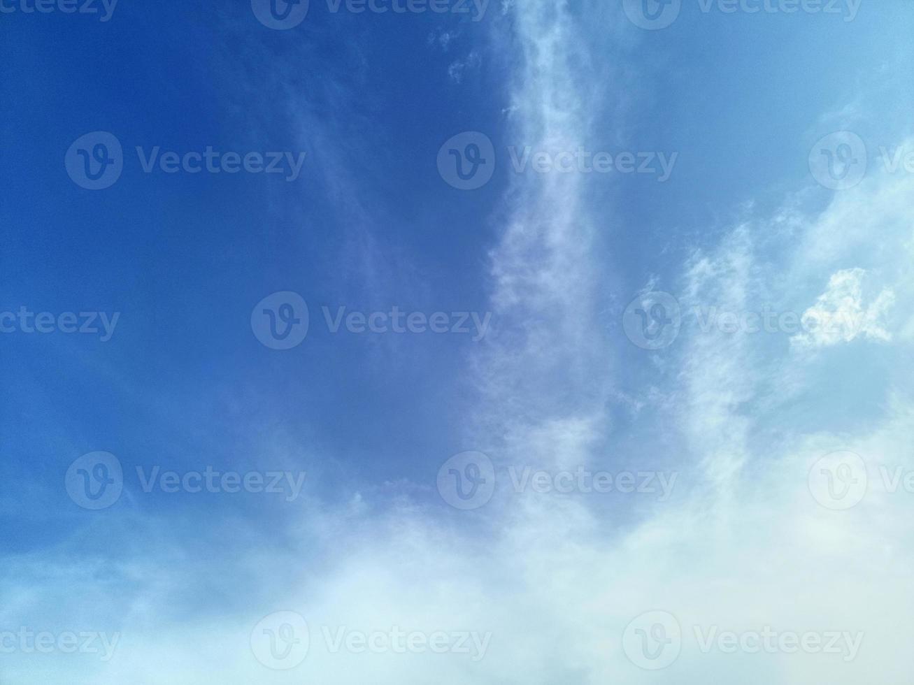 beau ciel bleu et nuages avec fond de paysage de plaine de prairie d'arbres pour l'affiche d'été. la meilleure vue pour les vacances photo