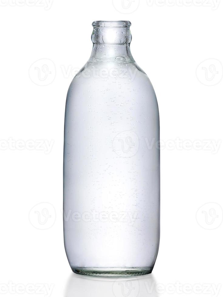 bouteille d'eau gazeuse, bulles de soda dans la bouteille sur fond blanc photo