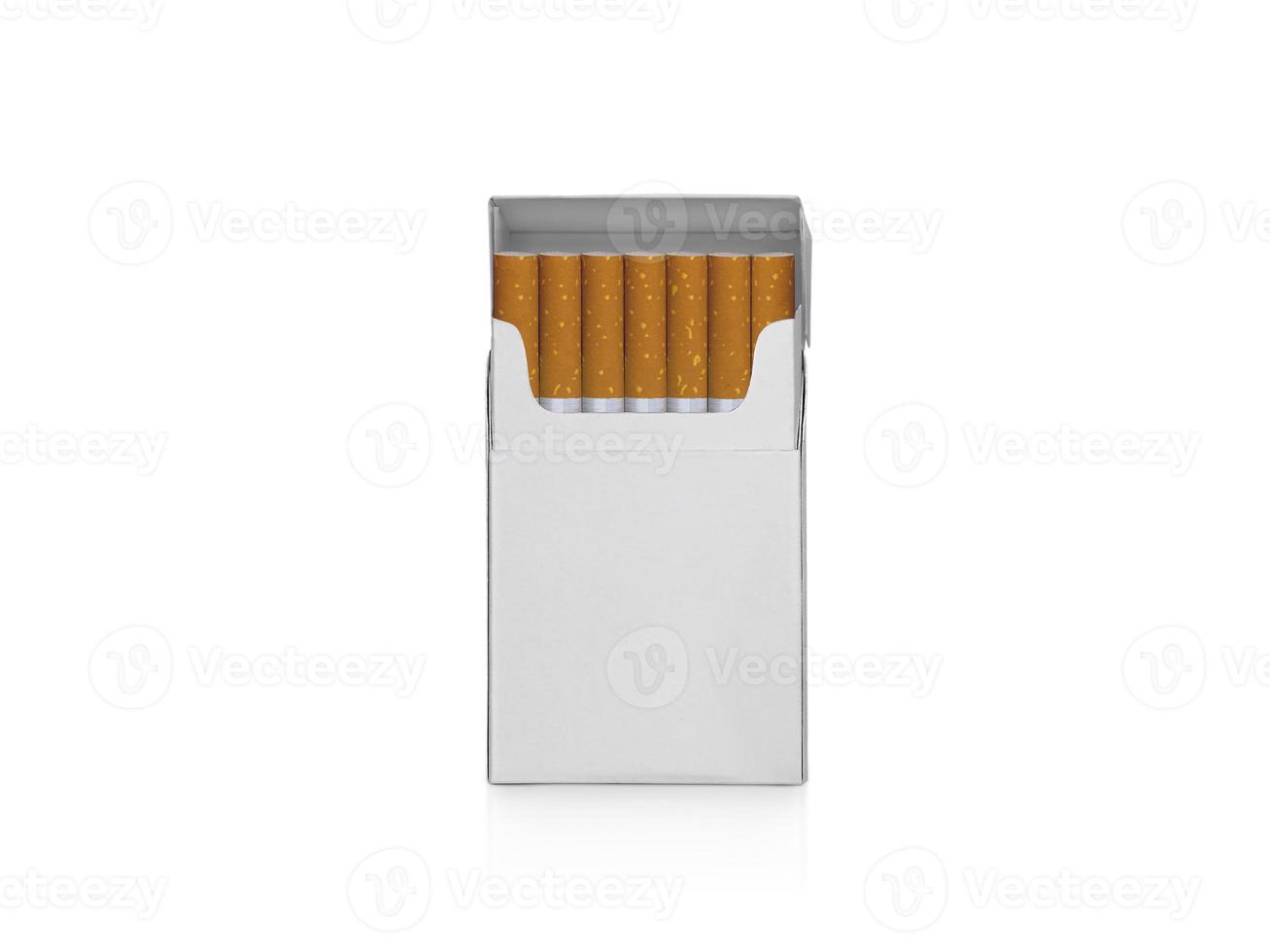 Paquet de cigarettes isolé sur fond blanc photo