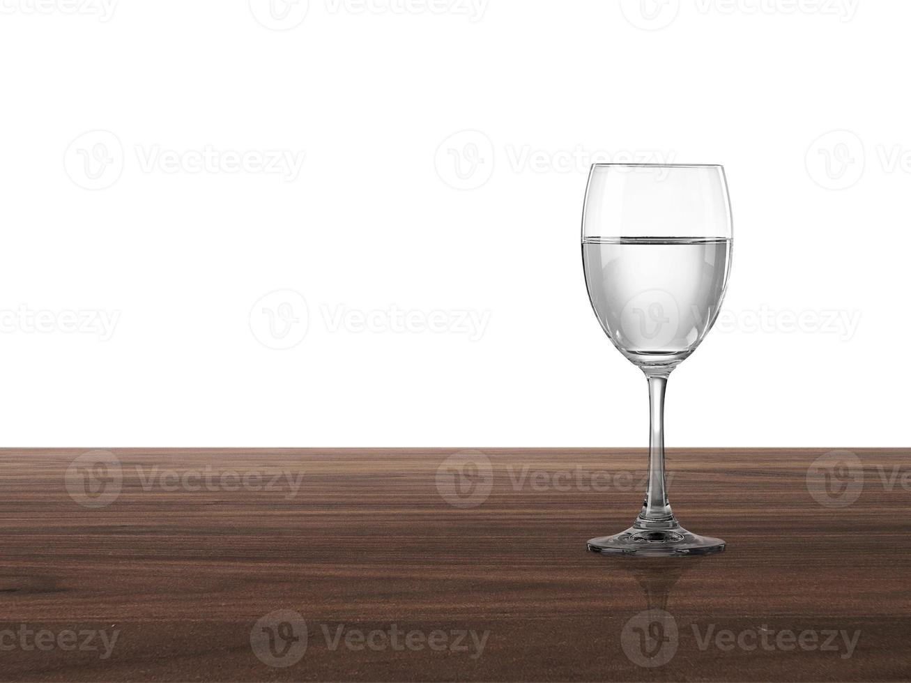 Verre à vin sur comptoir en bois isolé sur fond blanc photo
