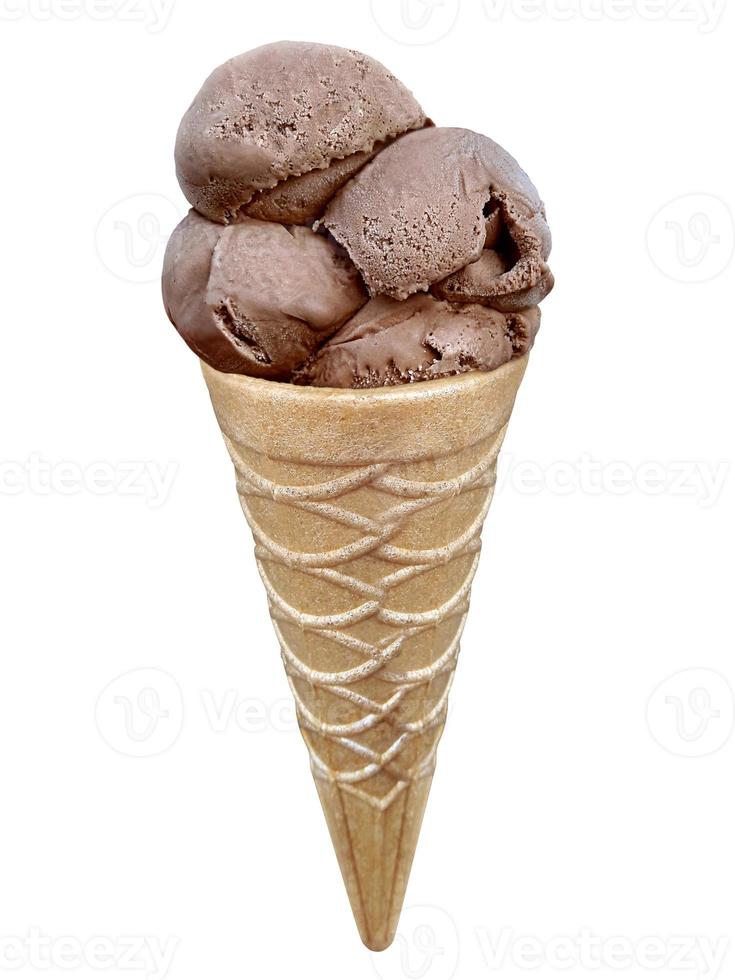 glace au chocolat dans le cône sur fond blanc photo