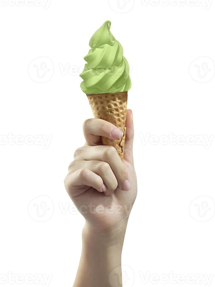 une main de femme tenant un cornet de crème glacée sur un fond blanc photo