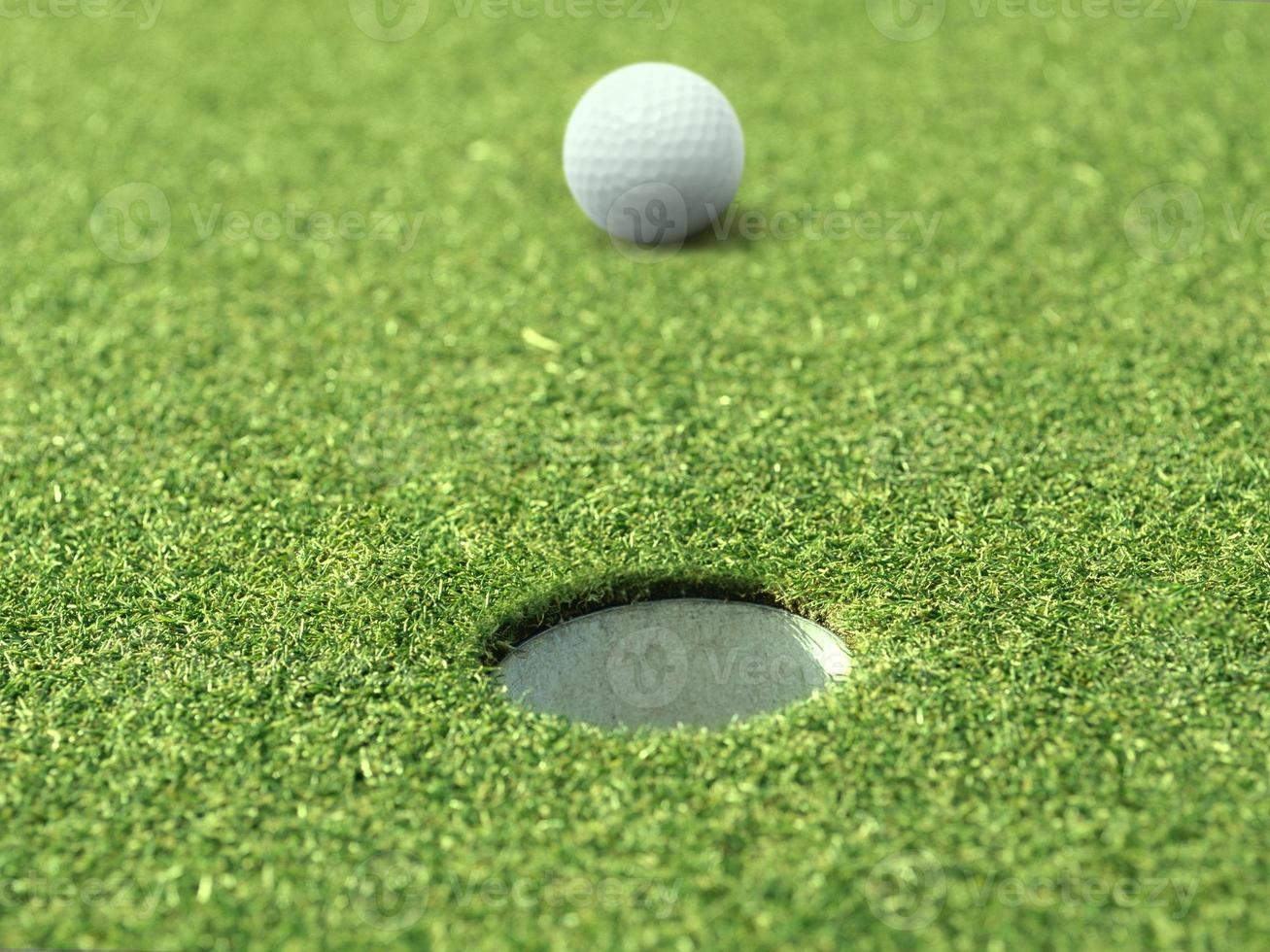 balle de golf sur la lèvre d'une tasse de beau parcours de golf photo