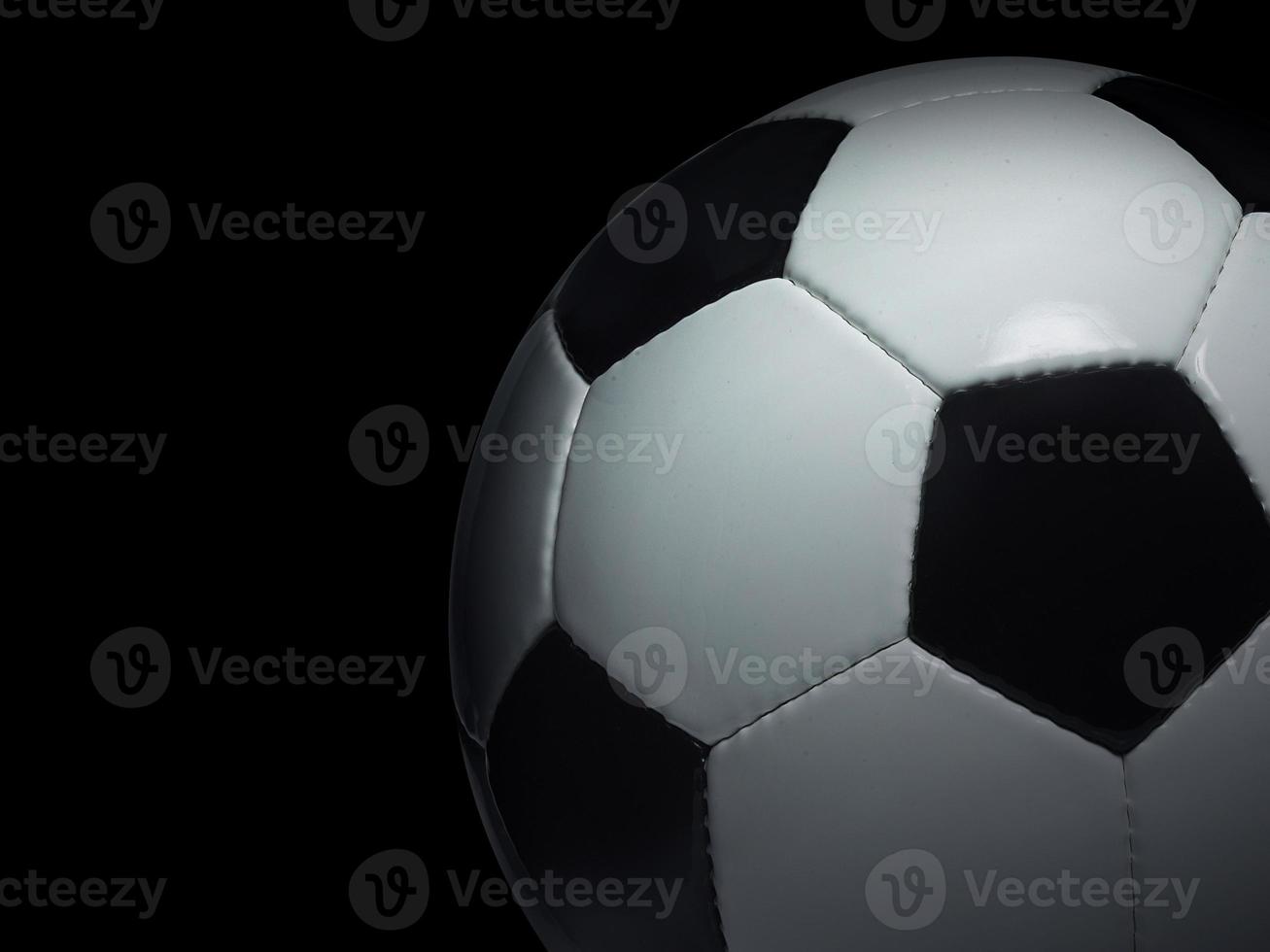 ballon de football sur fond noir photo