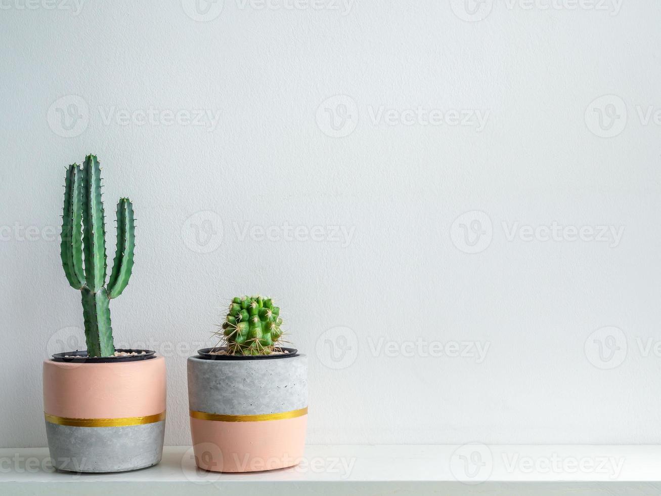 jardinières en béton géométriques modernes. beaux pots en béton peint. photo