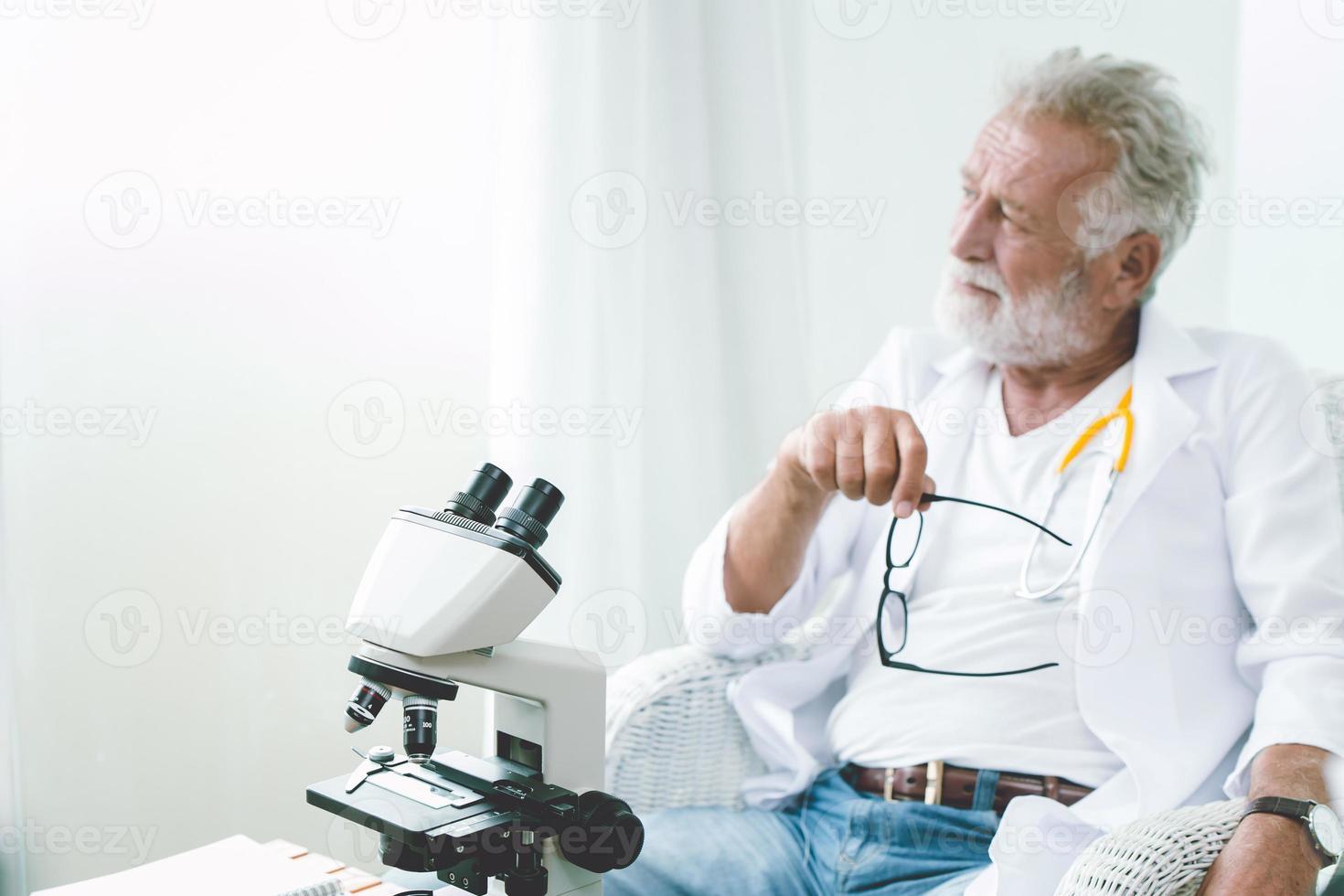 médecin professionnel personnes âgées pensant loin regarder humeur sérieuse penser à des moyens de guérir le virus corona et la maladie. photo