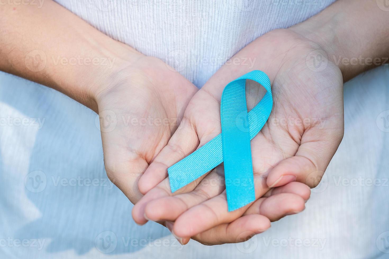 novembre mois de sensibilisation au cancer de la prostate, femme tenant un ruban bleu pour soutenir les personnes vivant et malades. soins de santé, hommes internationaux, père, journée mondiale du cancer et concept de journée mondiale du diabète photo