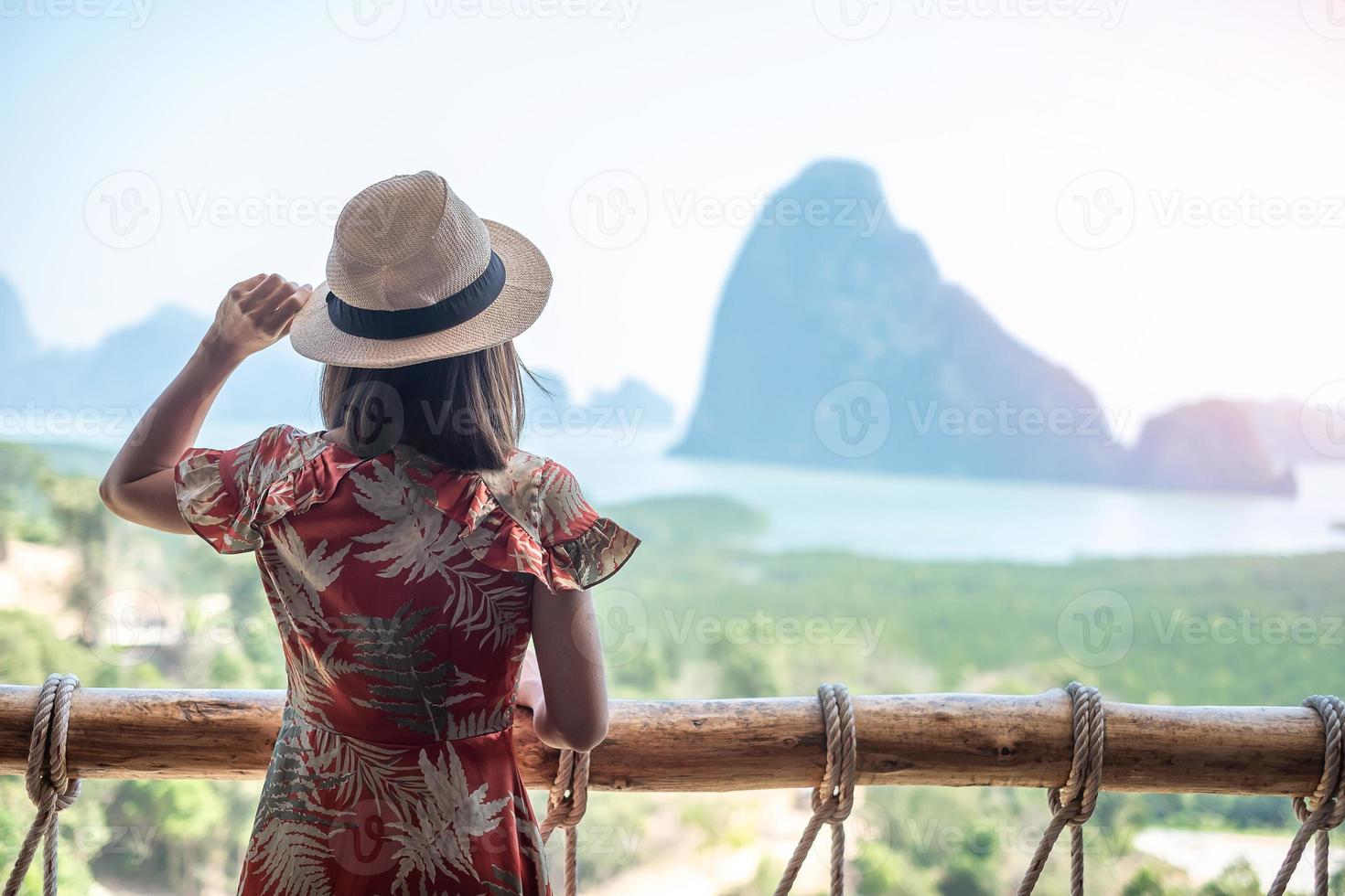 femme voyageuse heureuse profiter du point de vue de la baie de phang nga, seul touriste se détendre à samet nang elle, près de phuket dans le sud de la thaïlande. concept de voyage, de voyage et de vacances d'été en asie du sud-est photo