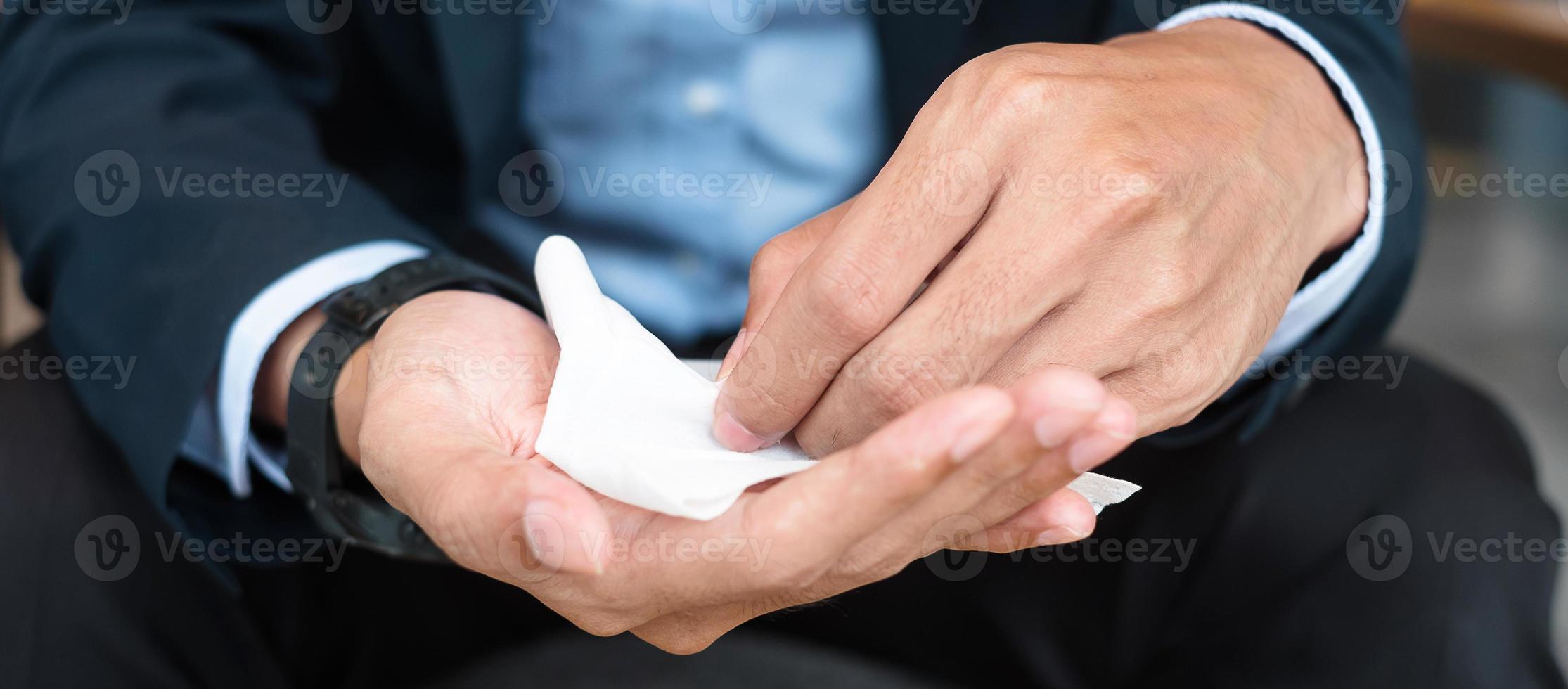 homme nettoyer la main par un chiffon humide après avoir contracté quelque chose, protection contre les maladies du coronavirus. infection. nouveaux concepts de normalité, de sécurité et d'hygiène personnelle photo
