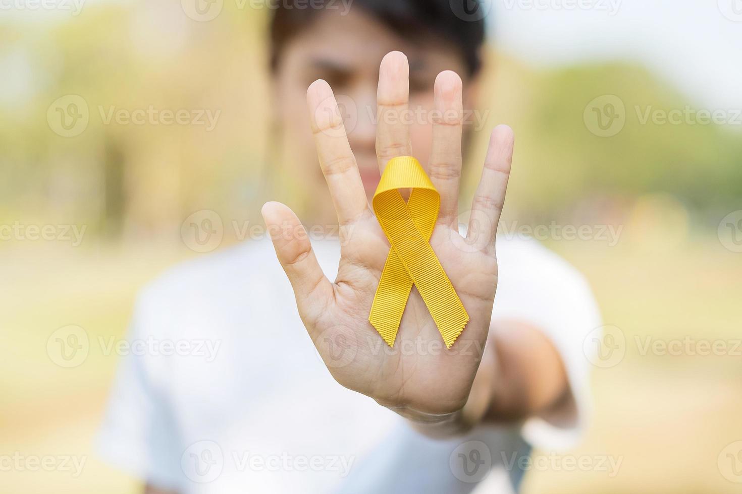 prévention du suicide, sarcome, os, vessie, mois de sensibilisation au cancer infantile, ruban jaune pour soutenir les personnes vivant et malades. santé des enfants et concept de la journée mondiale du cancer photo