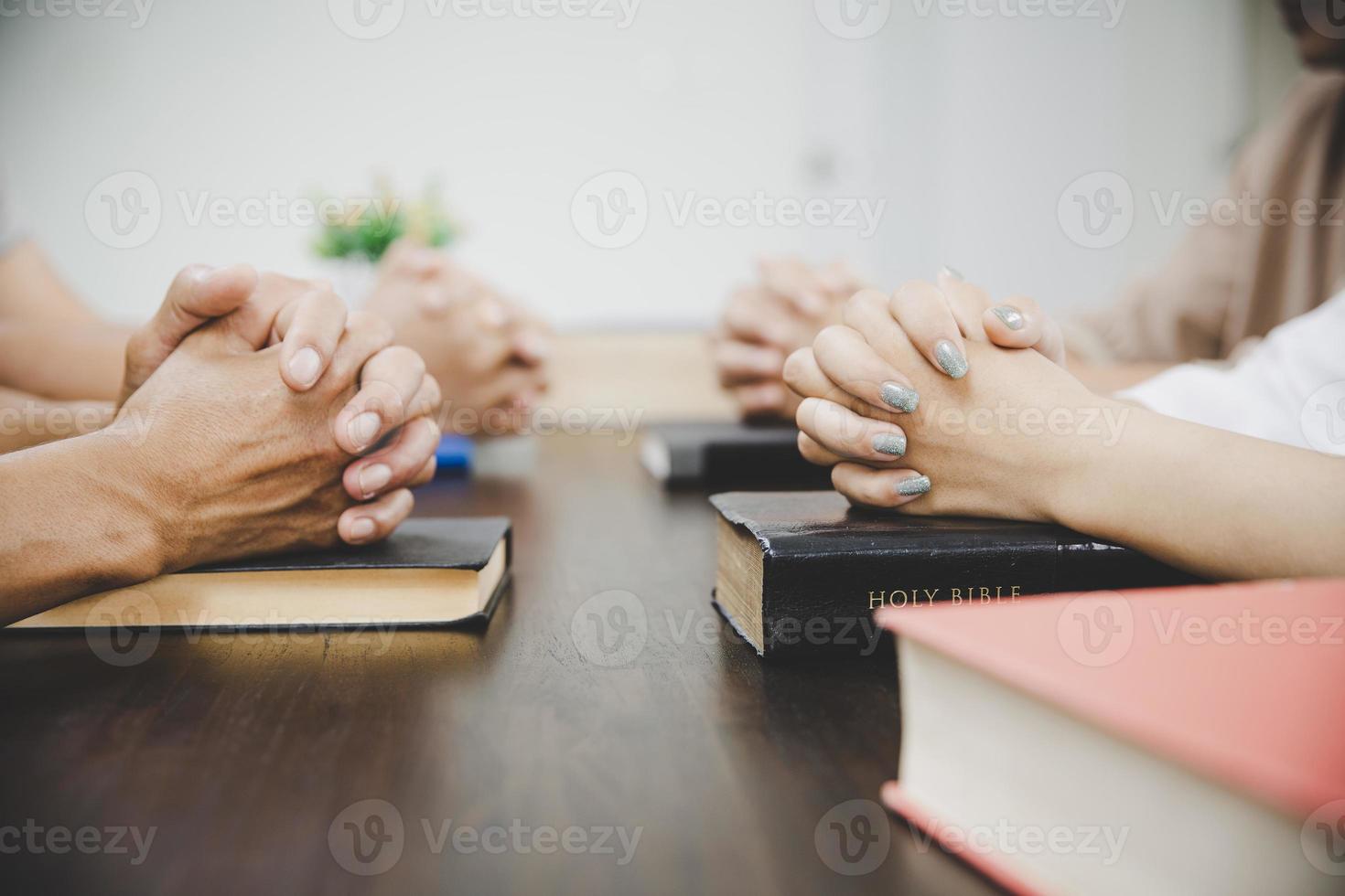 groupe de personnes priant culte croire photo